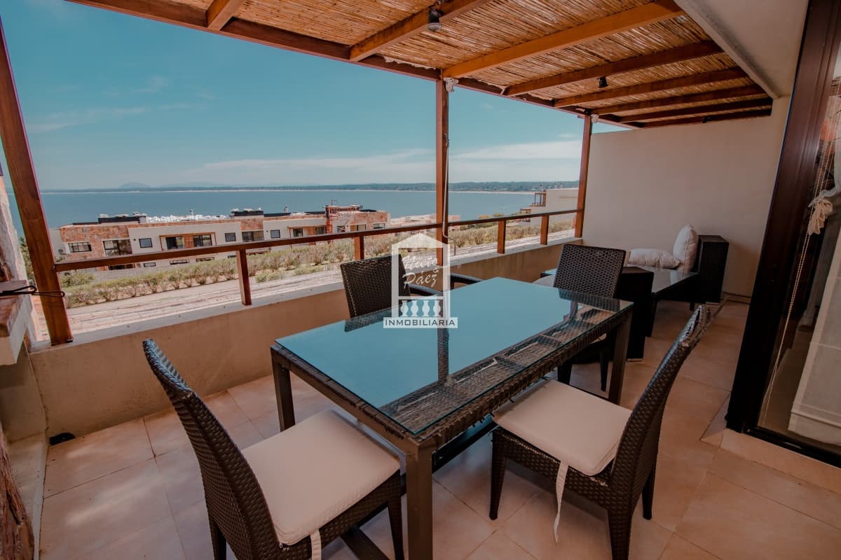 Venta de apartamento de dos dormitorios con parrillero exclusivo, Punta Ballena