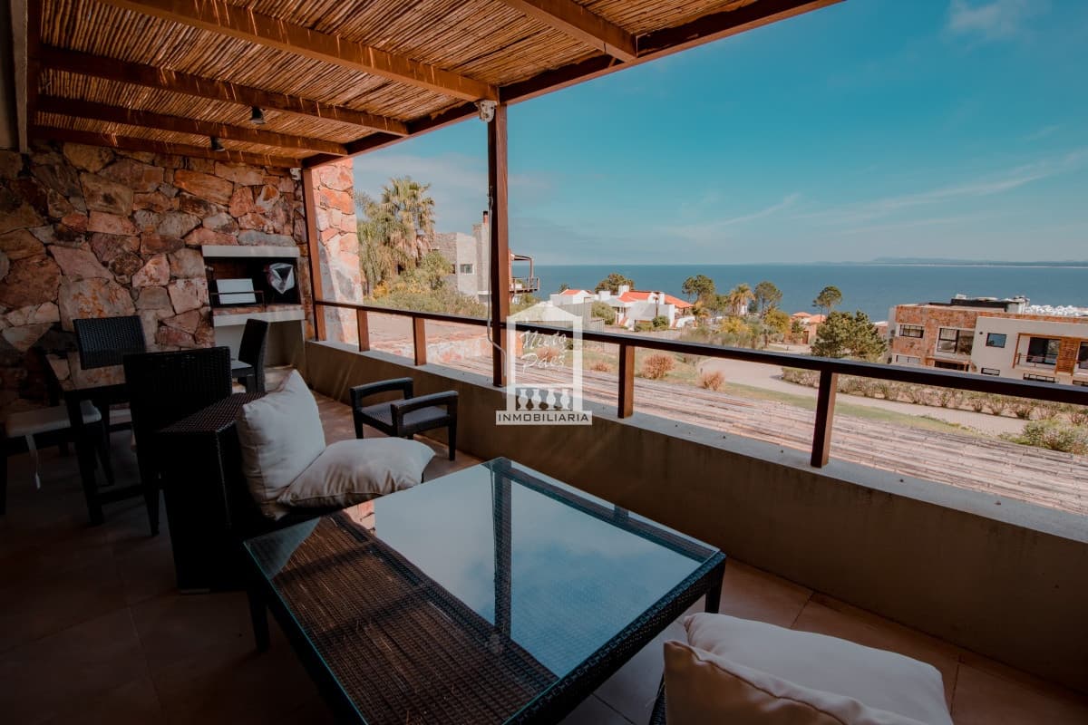 Venta de apartamento de dos dormitorios con parrillero exclusivo, Punta Ballena