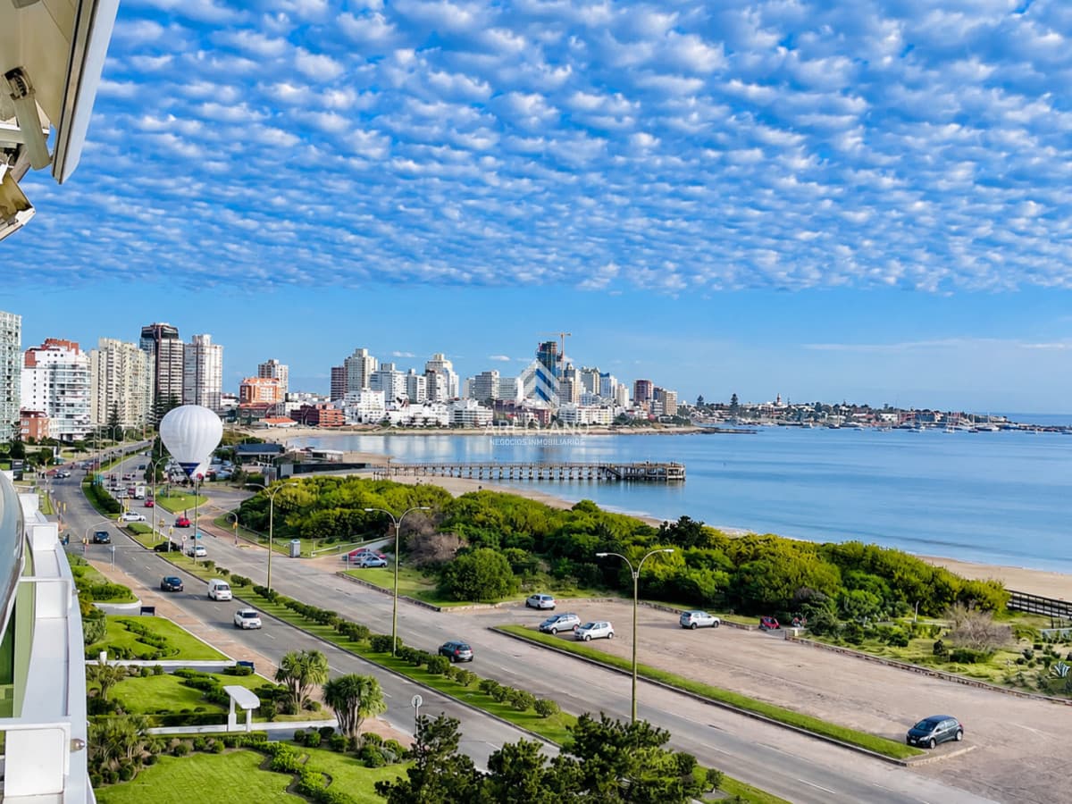 Apartamento ID.3995 - Apartamento de 3 Dormitorios sobre Playa Mansa, en Venta y Alquiler, Punta del Este