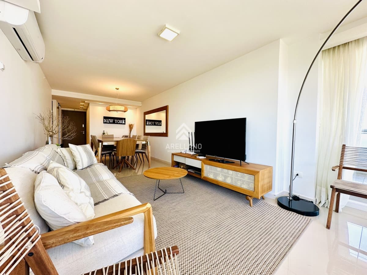 Apartamento ID.5107 - Alquiler de temporada, Apartamento en playa Brava de 2 Dormitorios y Dependencia de servicio