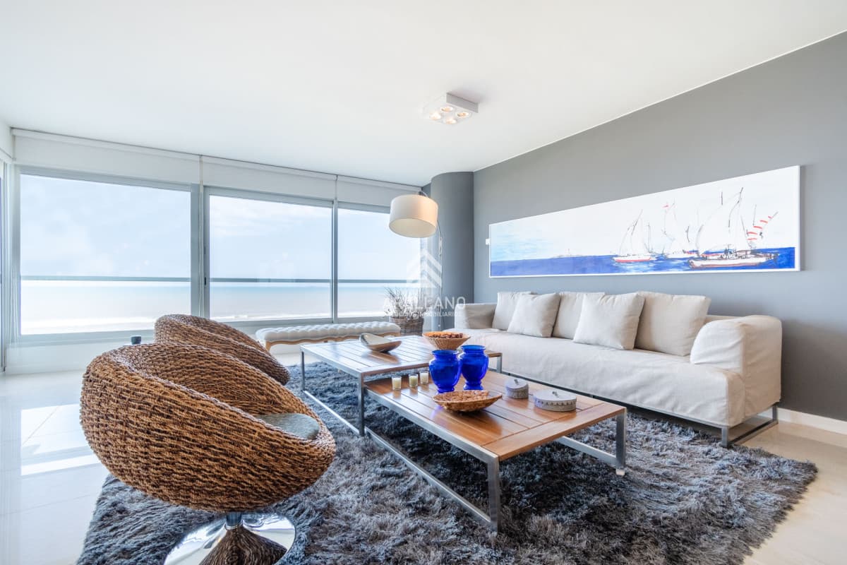 Apartamento ID.4985 - Moderno Apartamento sobre playa Brava en torre Le Parc, cuenta con 2 dormitorios más dependencia de servicio. Punta del Este