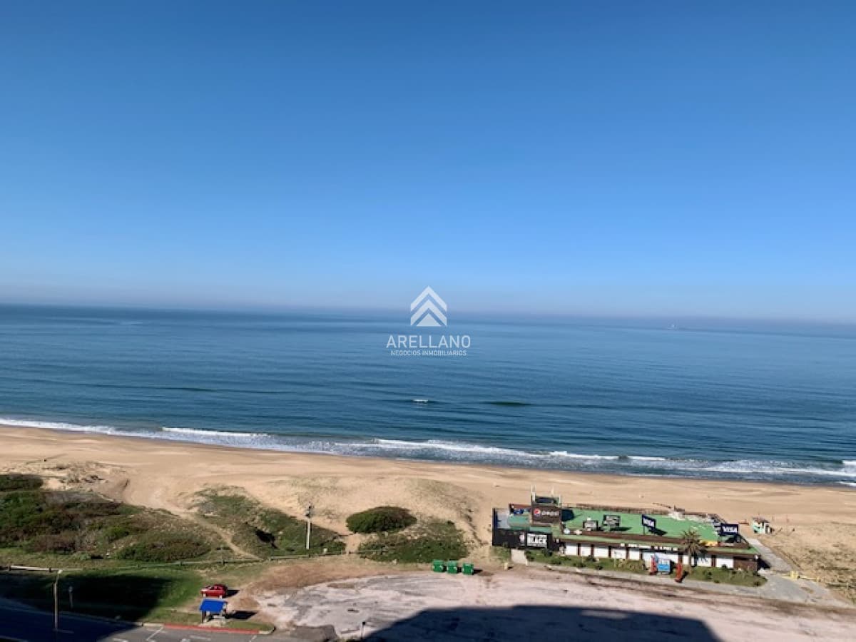 Apartamento ID.5429 - Venta y alquiler temporario de apartamento de 3 dormitorios mas dependencia de servicio en Playa Brava