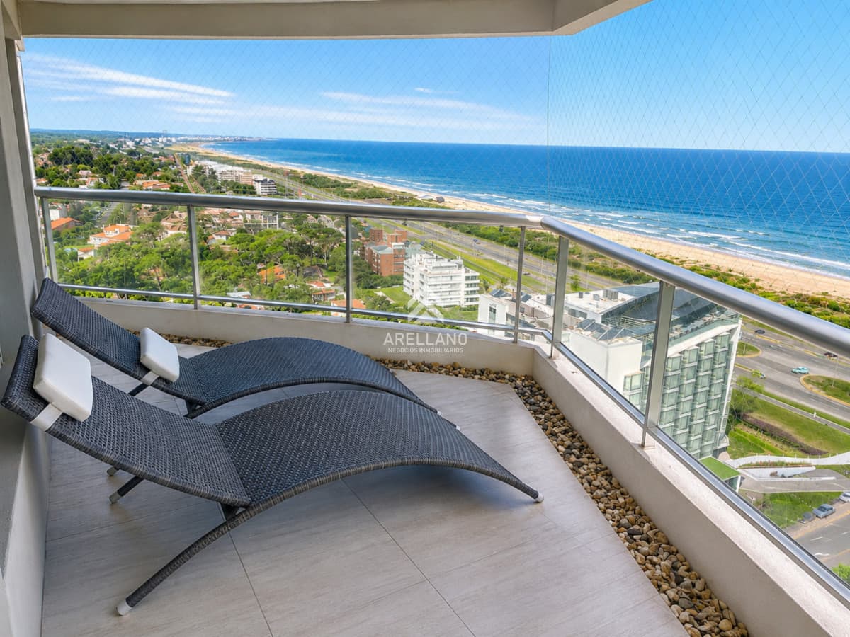 Apartamento ID.5690 - Venta apartamento de 3 dormitorios con parrillero propio en Playa Brava, Punta del Este
