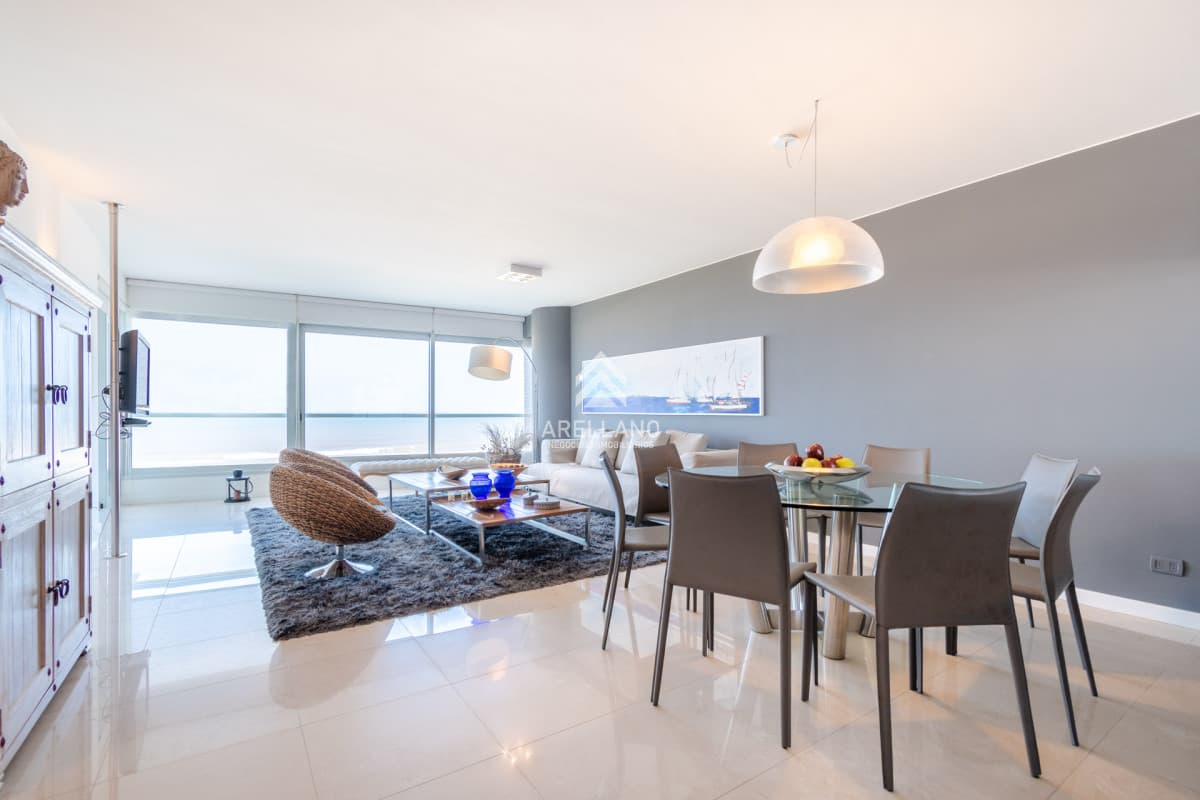 Apartamento ID.4985 - Moderno Apartamento sobre playa Brava en torre Le Parc, cuenta con 2 dormitorios más dependencia de servicio. Punta del Este