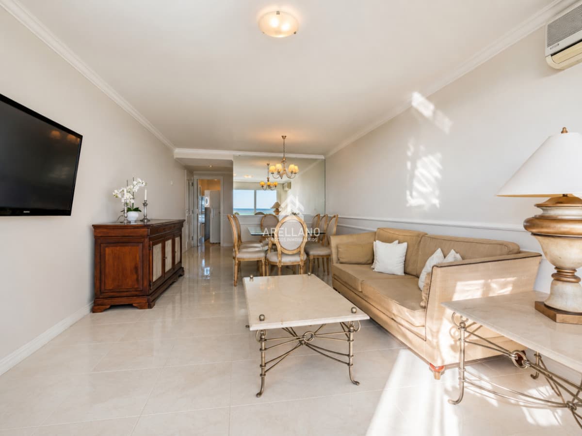 Apartamento ID.3995 - Apartamento de 3 Dormitorios sobre Playa Mansa, en Venta y Alquiler, Punta del Este