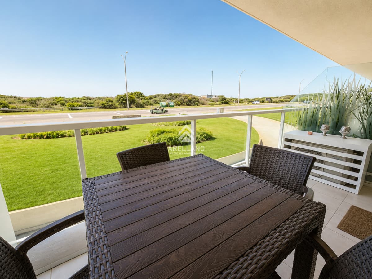 Apartamento ID.5557 - Alquiler temporal Apartamento de 3 Dormitorios en Primera Línea del Mar, Playa Brava Punta del Este
