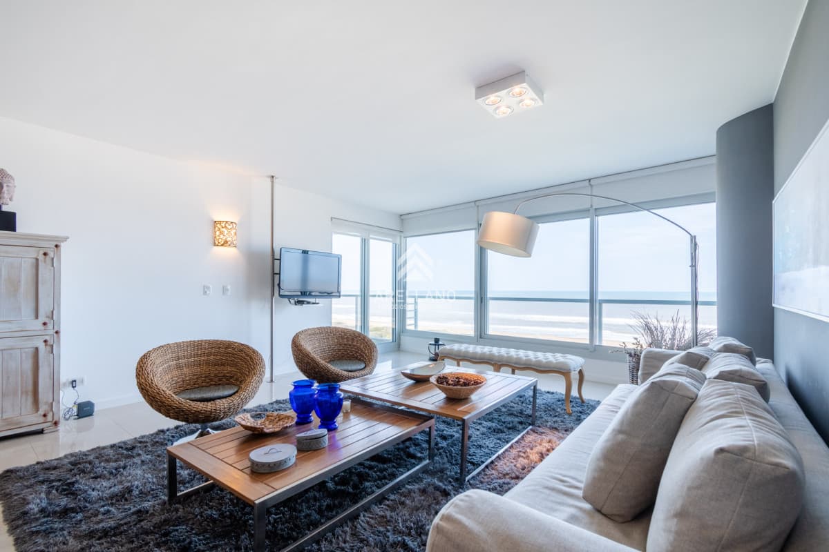 Apartamento ID.4985 - Moderno Apartamento sobre playa Brava en torre Le Parc, cuenta con 2 dormitorios más dependencia de servicio. Punta del Este