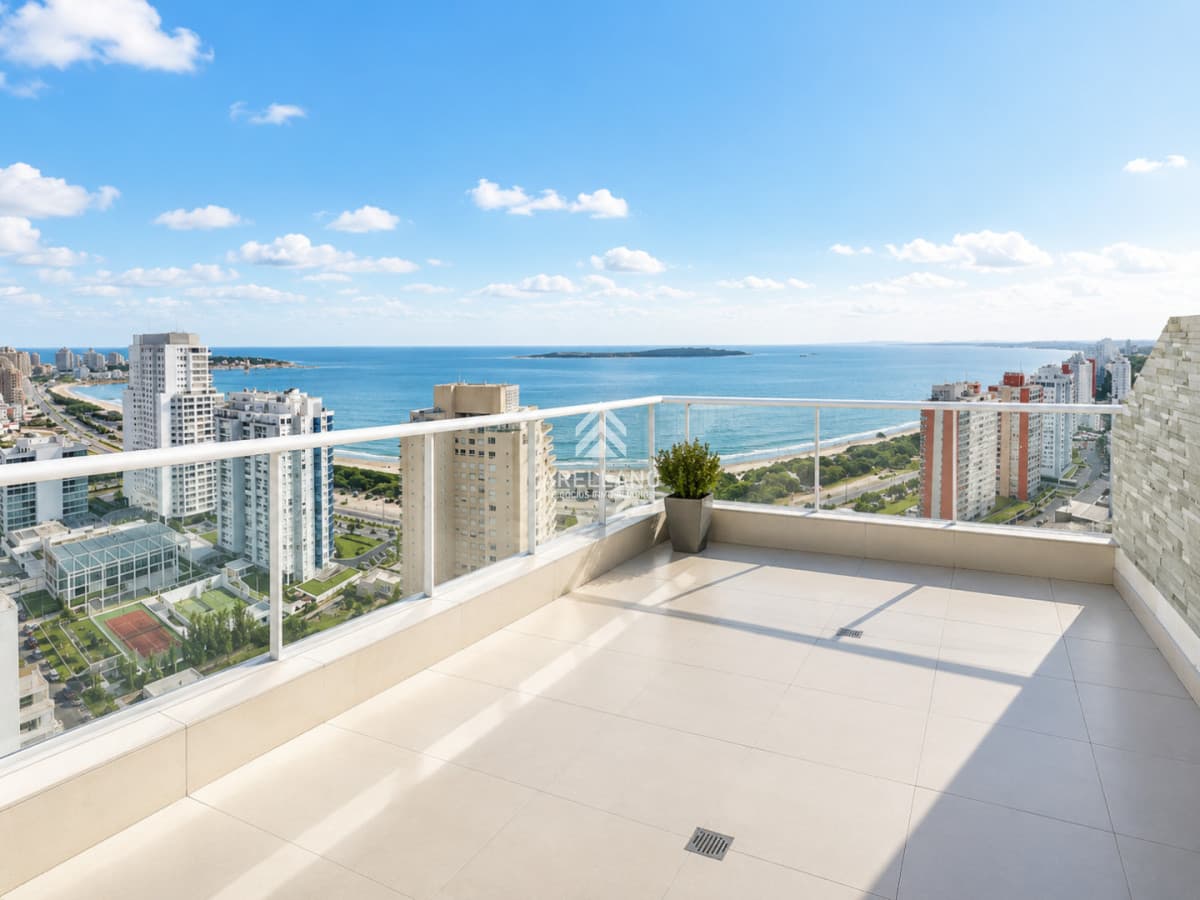 Apartamento ID.6721 - Penthouse Dúplex de 3 Dormitorios y Parrillero en Playa Mansa, Punta del Este