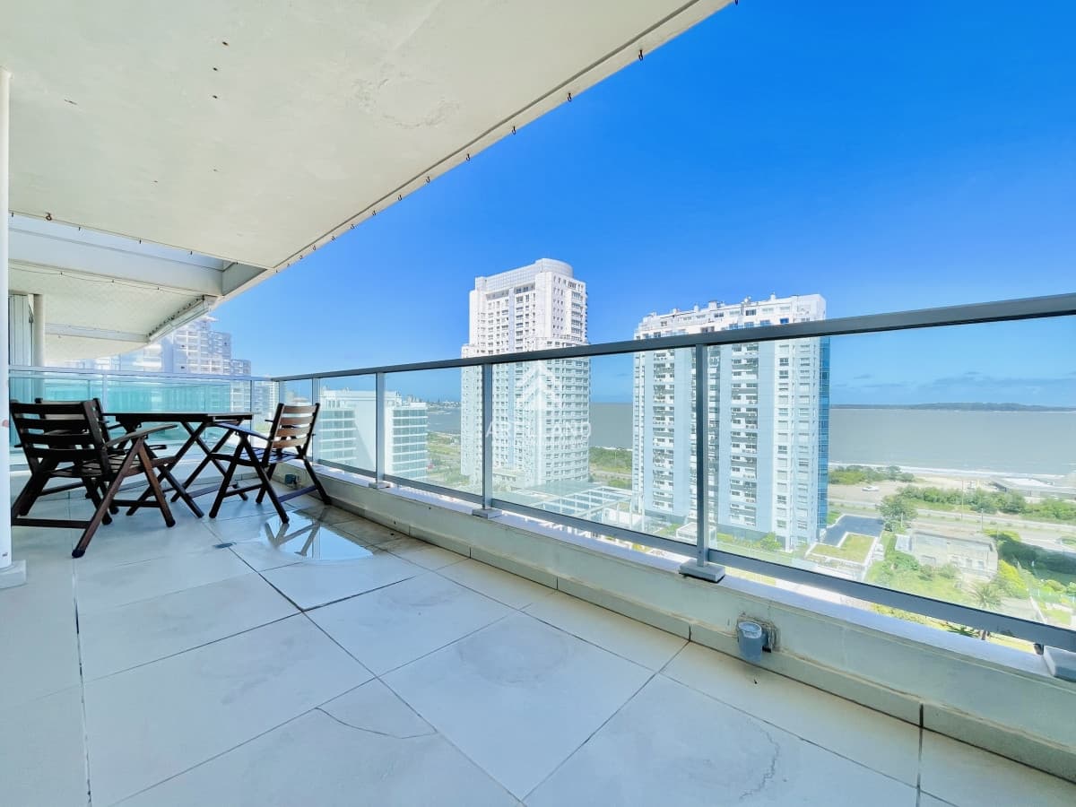 Apartamento ID.3784 - Apartamento de 2 Dormitorios, Vista al Mar y Parrillero en Playa Mansa, Venta