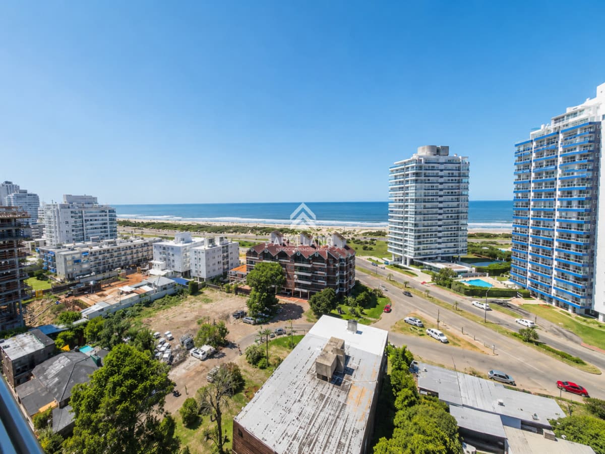 Apartamento ID.6713 - Alquiler temporal Apartamento de 3 Dormitorios con Vista al Mar, en Playa Brava Punta del Este