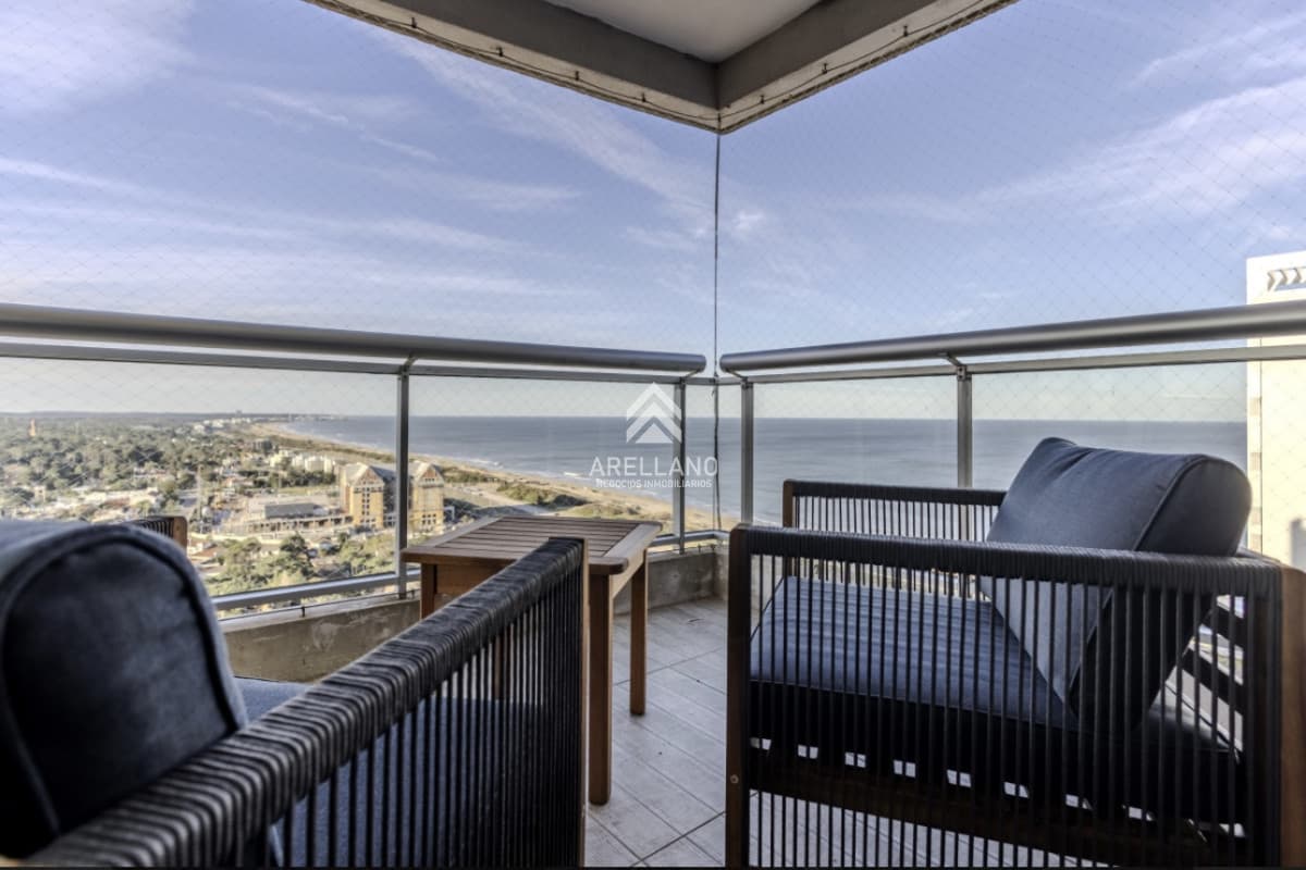 Apartamento ID.5179 - Moderno Penthouse con Vista al Mar, en Playa Brava, 3 Dormitorios con Parrillero y Dependencia de servicio