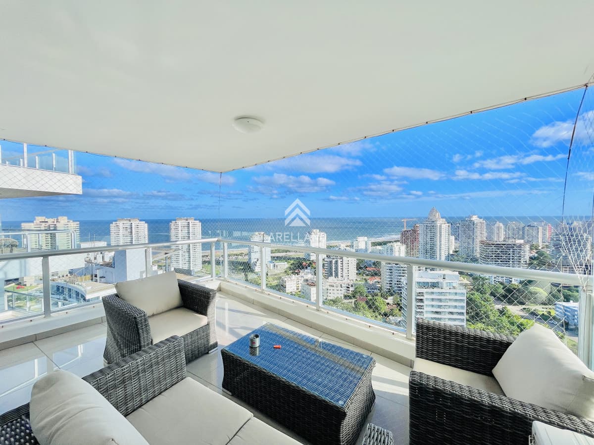Apartamento ID.4557 -  Exclusivo Penthouse de 3 Dormitorios con Vistas panorámicas a Playa Brava, en Venta