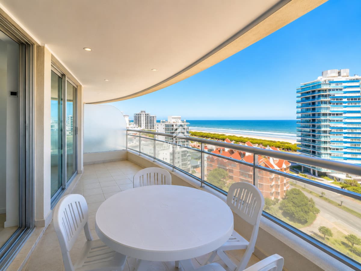 Apartamento ID.6713 - Alquiler temporal Apartamento de 3 Dormitorios con Vista al Mar, en Playa Brava Punta del Este