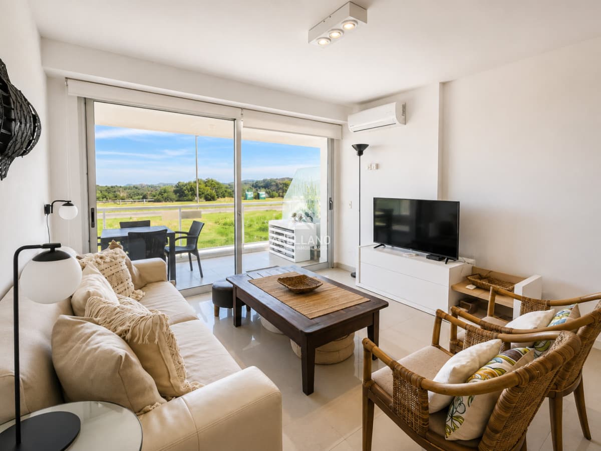 Apartamento ID.5557 - Alquiler temporal Apartamento de 3 Dormitorios en Primera Línea del Mar, Playa Brava Punta del Este