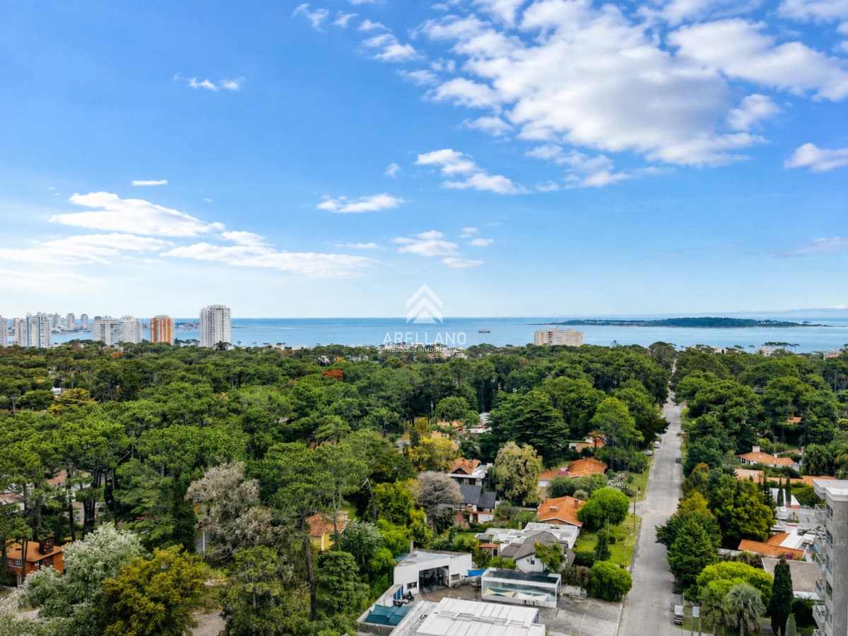 Apartamento ID.6760 - Alquiler Anual Apartamento de 3 Dormitorios, Reciclado, Sin Muebles, sobre Roosevelt Punta del Este