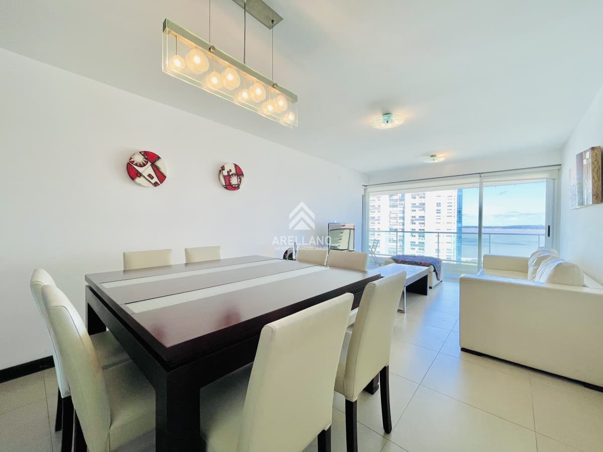 Apartamento ID.3784 - Apartamento de 2 Dormitorios, Vista al Mar y Parrillero en Playa Mansa, Venta