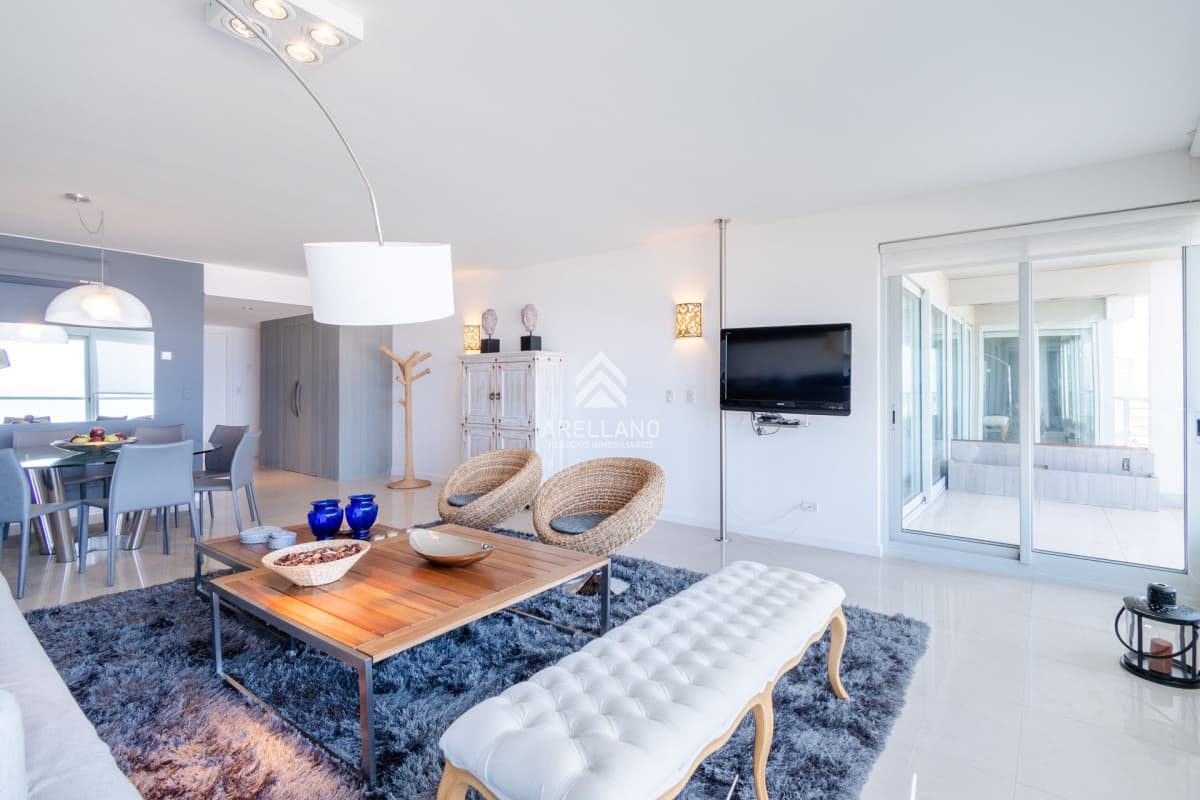 Apartamento ID.4985 - Moderno Apartamento sobre playa Brava en torre Le Parc, cuenta con 2 dormitorios más dependencia de servicio. Punta del Este