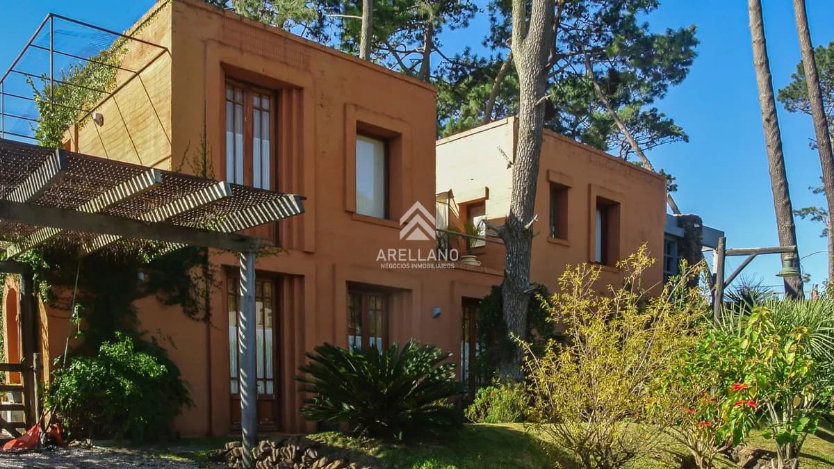 Casa ID.5467 - Excelente Casa de 5 Dormitorios, Piscina y Barbacoa en Barrio Privado, Punta del Este