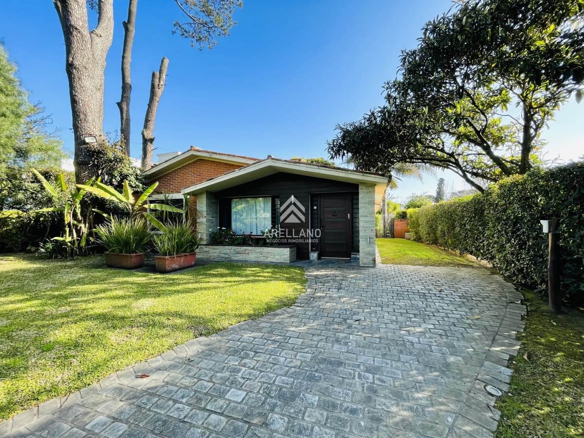 Casa ID.4992 - Casa de 3 Dormitorios, Piscina Climatizada y Parrillero en Playa Mansa, Punta del Este