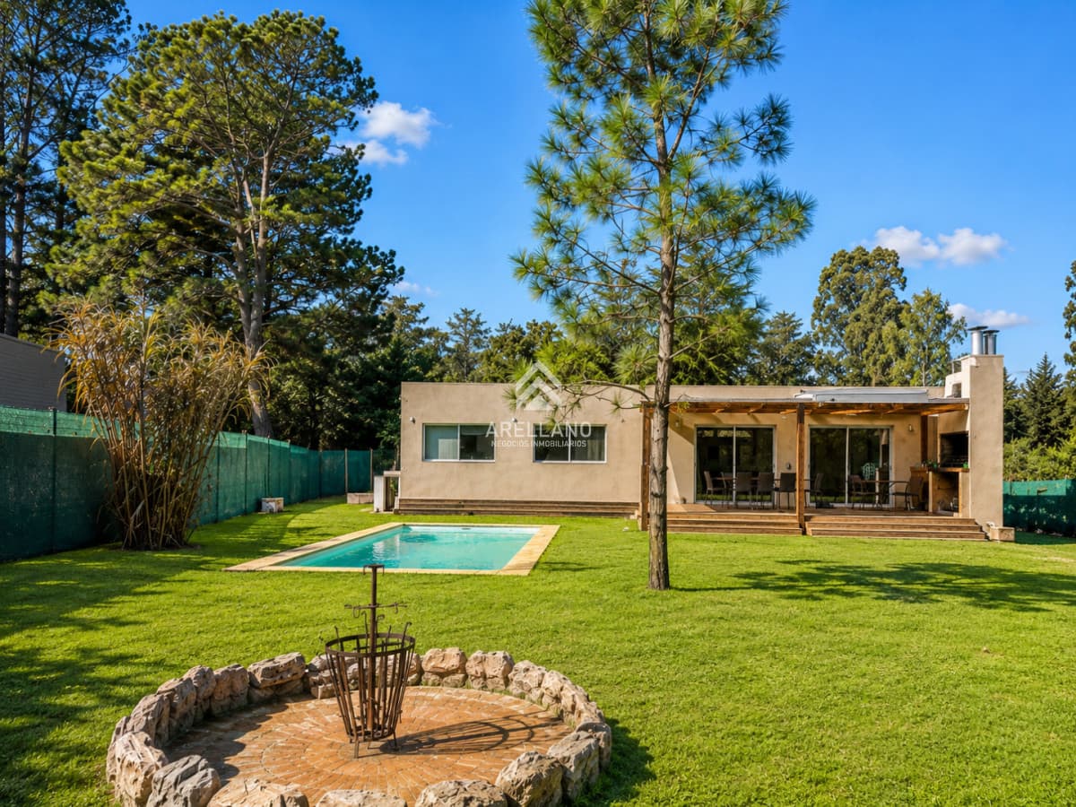 Casa ID.5466 - Casa de 3 dormitorios y 2 baños con piscina en barrio Marly, Punta del Este