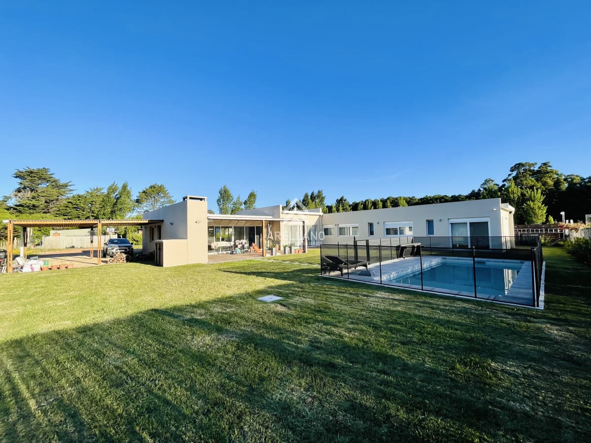 Casa ID.5536 - Moderna Casa de 4 Dormitorios, Piscina Climatizada y Parrillero en Punta Ballena, Barrio Semi Privado