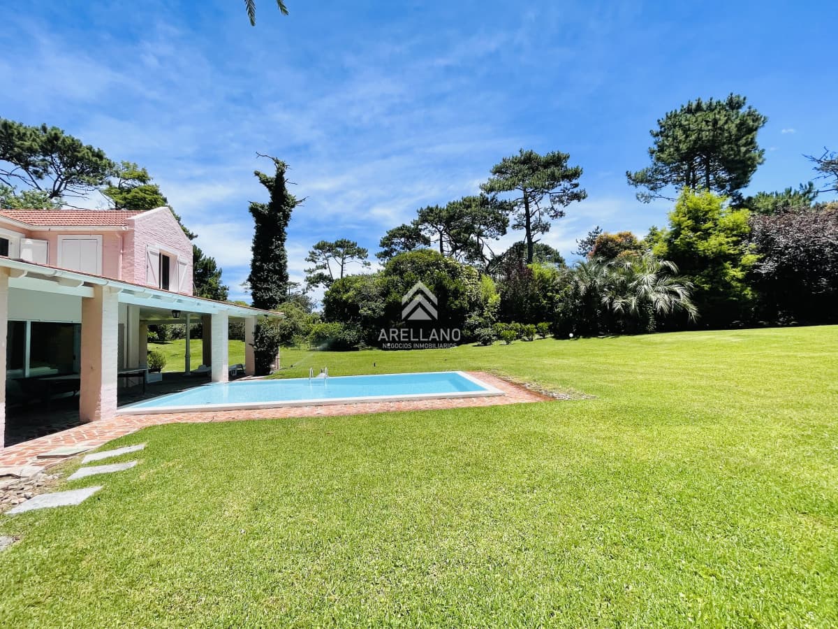 Casa ID.4021 - Alquiler temporada Casa de 4 Dormitorios en Playa Brava, Punta del Este
