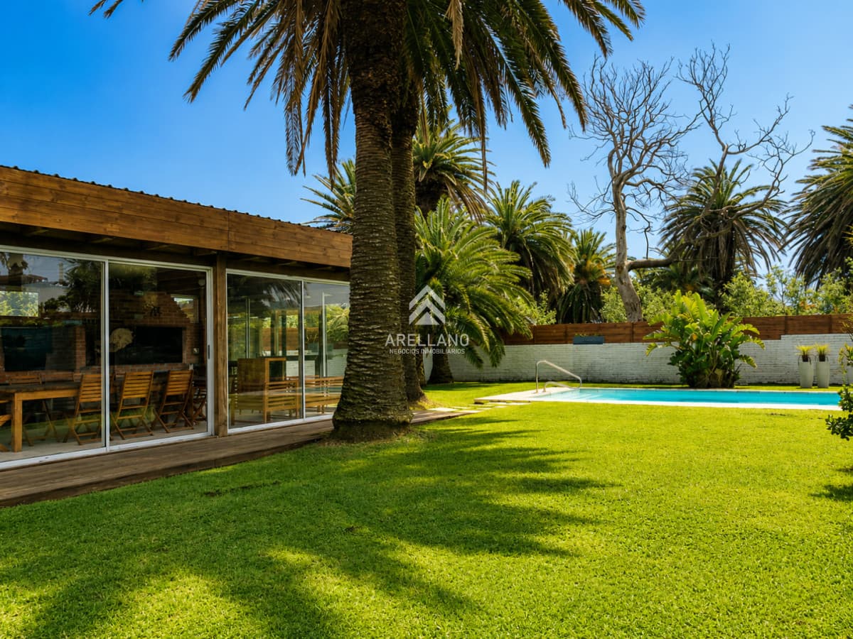Casa ID.6587 - Espectacular Casa de 6 Dormitorios, Piscina y Barbacoa en la Península de Punta del Este