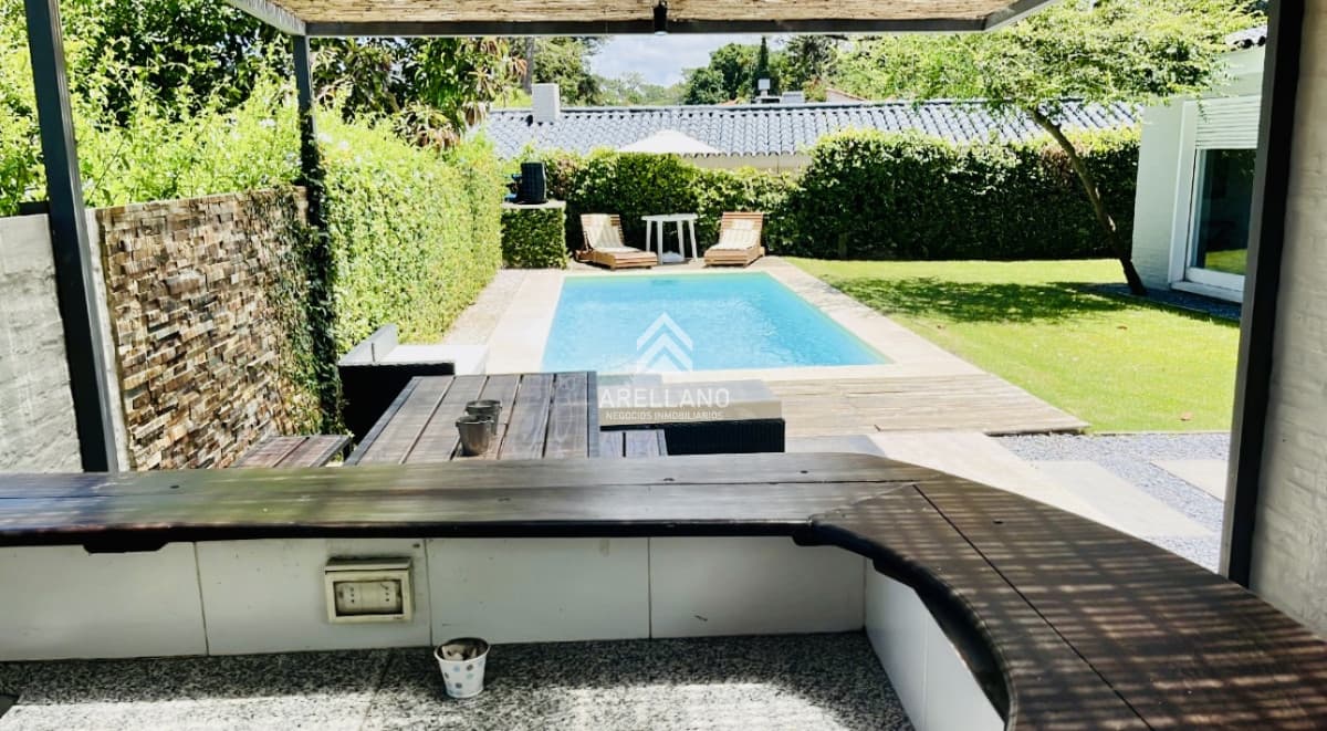 Casa ID.5802 - Alquiler temporario de casa a 4 cuadras de Playa Mansa con 5 dormitorios y piscina, Punta del Este
