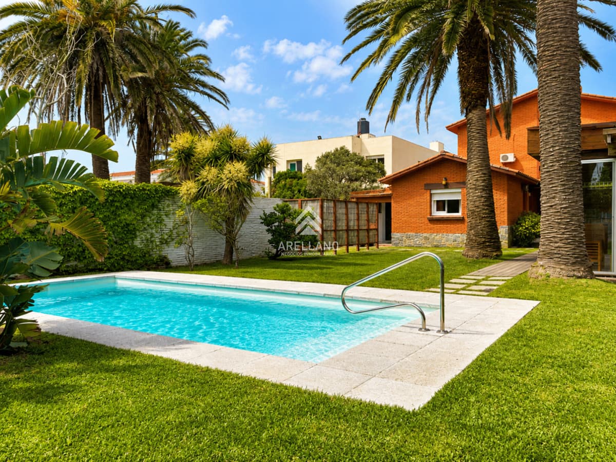 Casa ID.6587 - Espectacular Casa de 6 Dormitorios, Piscina y Barbacoa en la Península de Punta del Este