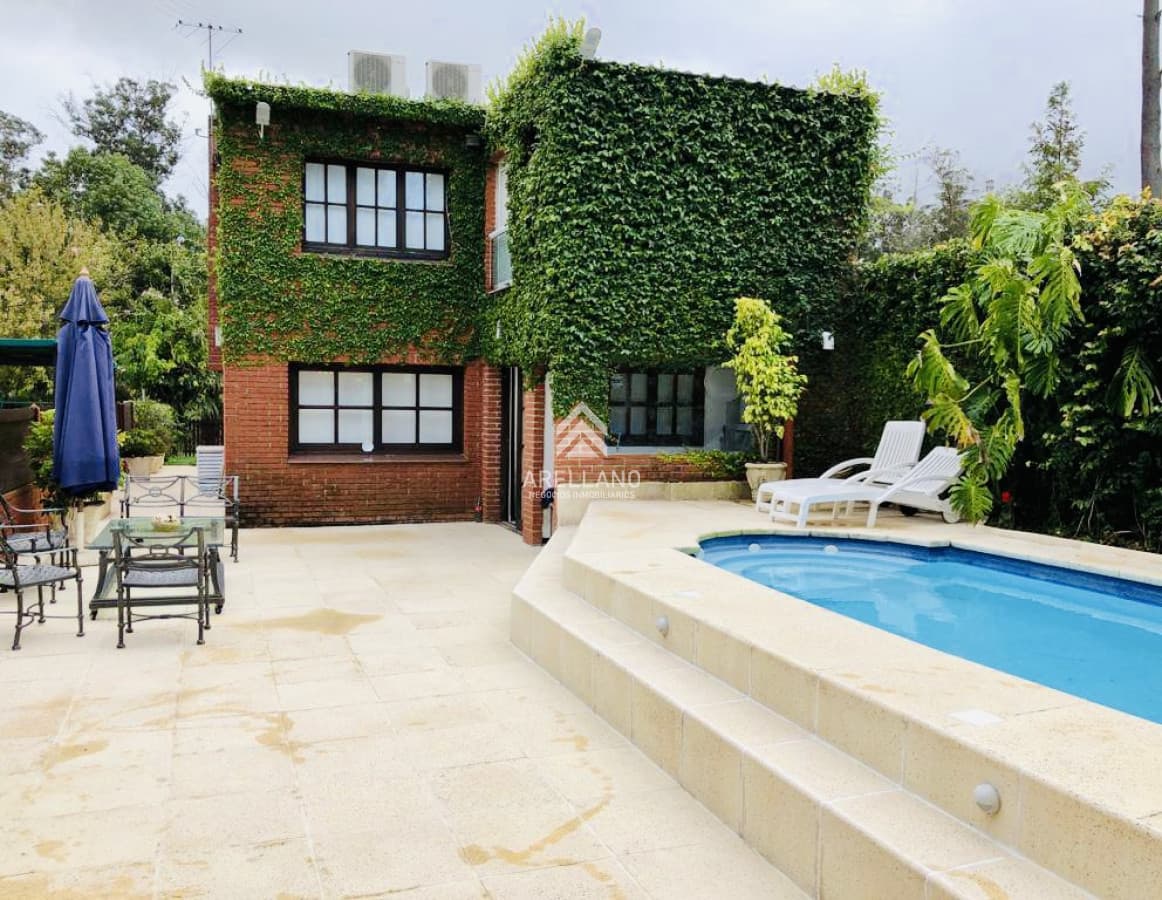 Casa ID.5328 - Alquiler temporario de casa con 3 Dormitorios con piscina y barbacoa en Jardines de Córdoba, Punta del Este