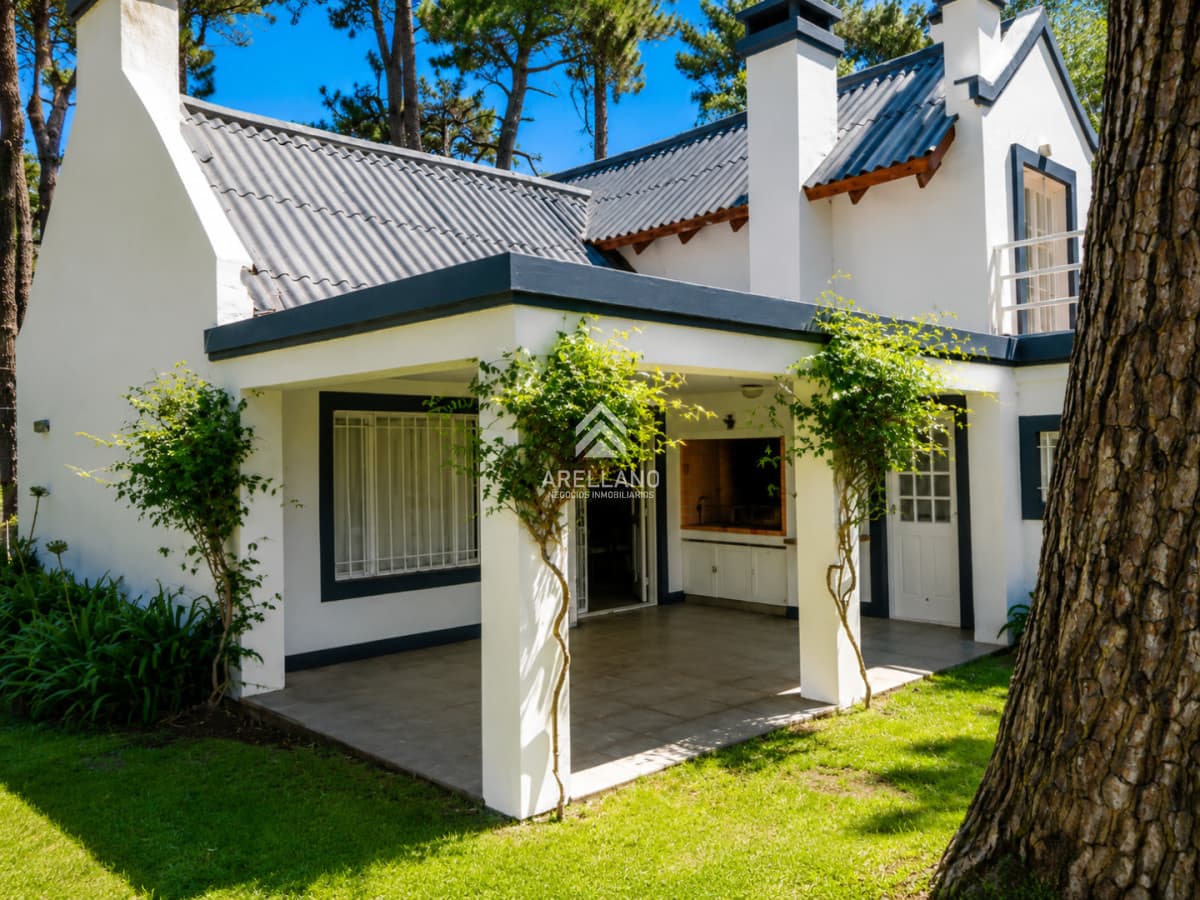 Casa ID.5368 - Casa de 3 Dormitorios más Dependencia y Piscina, en Aidy Grill Punta del Este, Ubicada a pasos del Mar