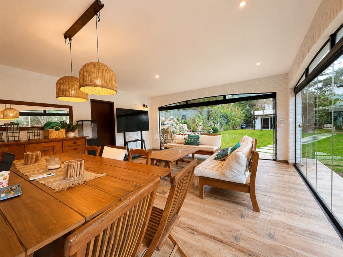 Casa ID.6584 - Alquiler temporada Moderna Casa de 4 Dormitorios, Piscina Climatizada y Parrillero en Playa Mansa, Punta del Este