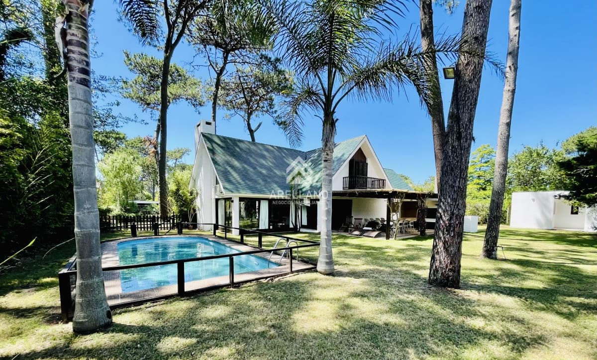 Casa ID.6590 - Sólida y amplia casa 5 dormitorios más dependencia de servicio y piscina, Lugano, Punta del Este