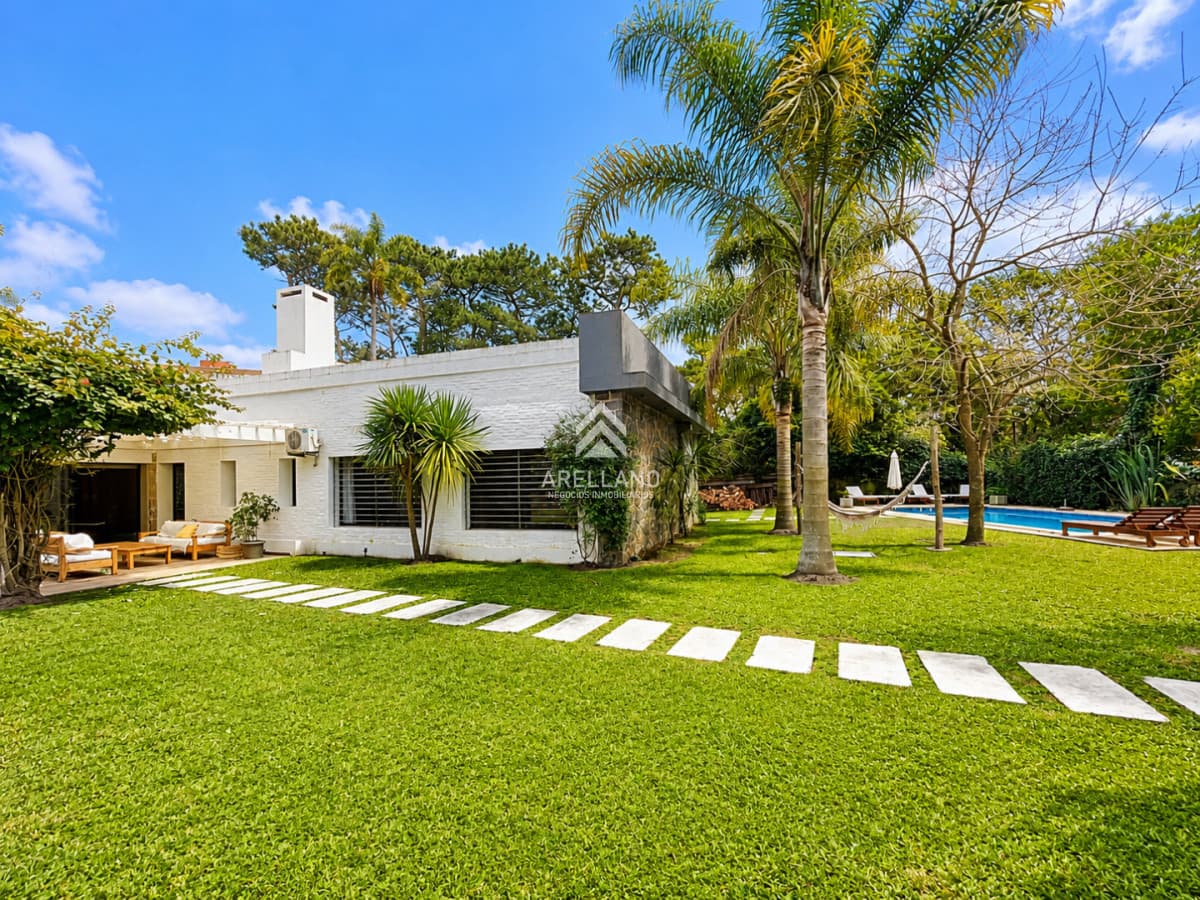 Casa ID.6584 - Alquiler temporada Moderna Casa de 4 Dormitorios, Piscina Climatizada y Parrillero en Playa Mansa, Punta del Este