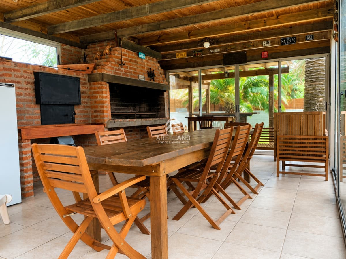 Casa ID.6587 - Espectacular Casa de 6 Dormitorios, Piscina y Barbacoa en la Península de Punta del Este