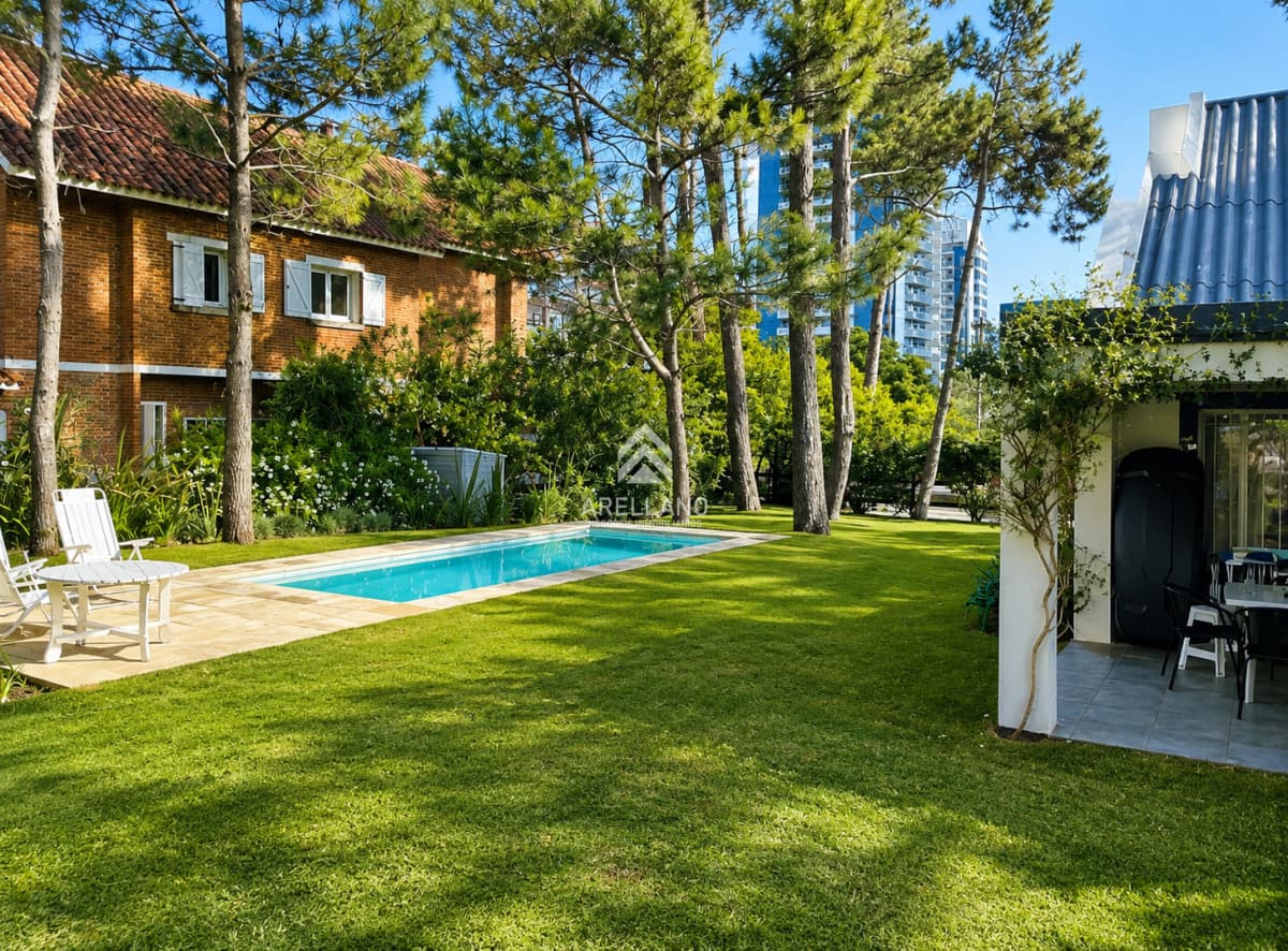 Casa ID.5368 - Casa de 3 Dormitorios más Dependencia y Piscina, en Aidy Grill Punta del Este, Ubicada a pasos del Mar