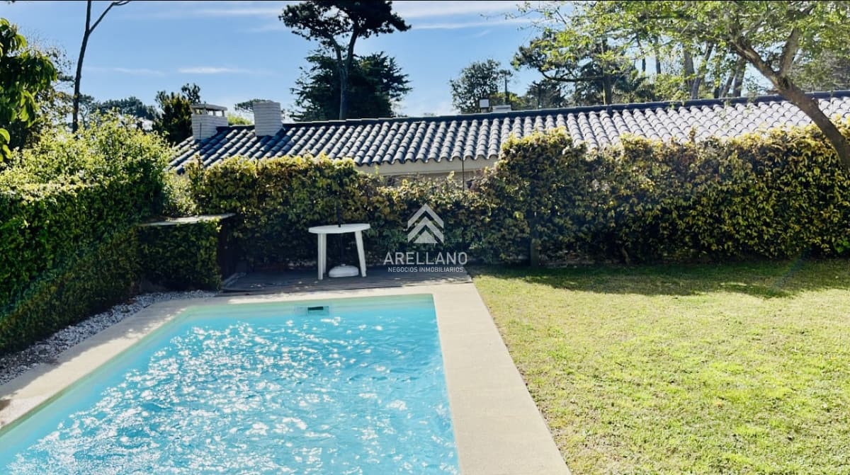 Casa ID.5802 - Alquiler temporario de casa a 4 cuadras de Playa Mansa con 5 dormitorios y piscina, Punta del Este