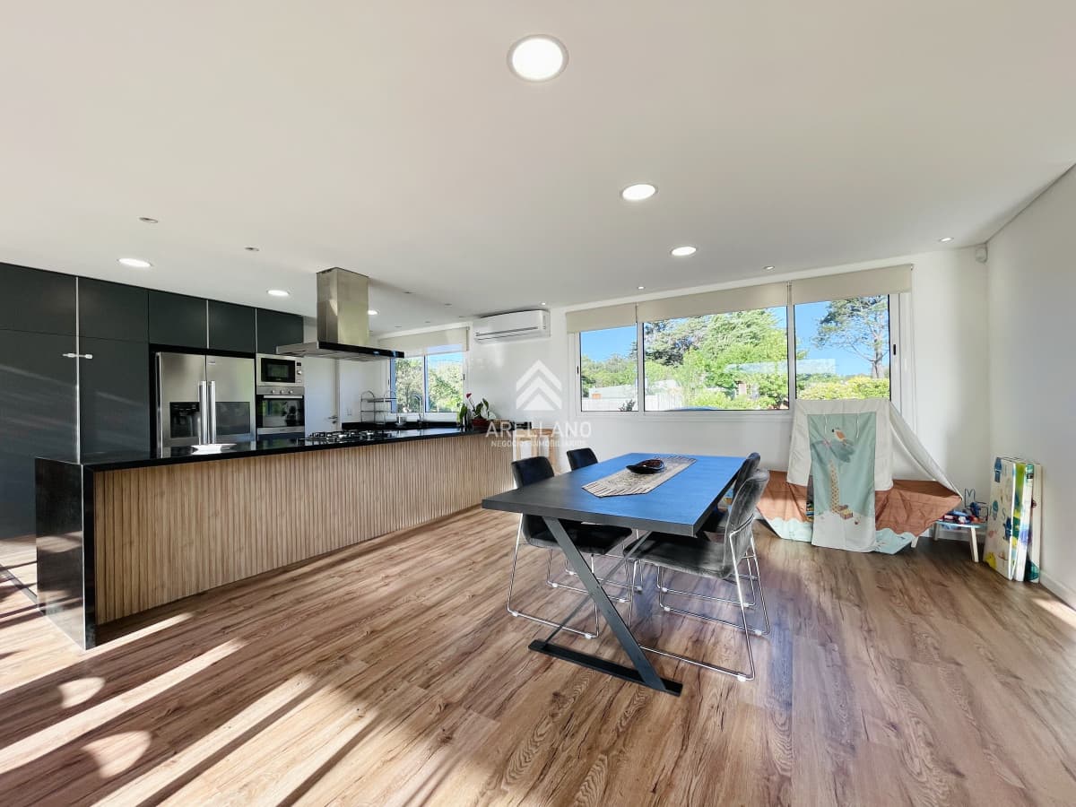 Casa ID.5536 - Moderna Casa de 4 Dormitorios, Piscina Climatizada y Parrillero en Punta Ballena, Barrio Semi Privado