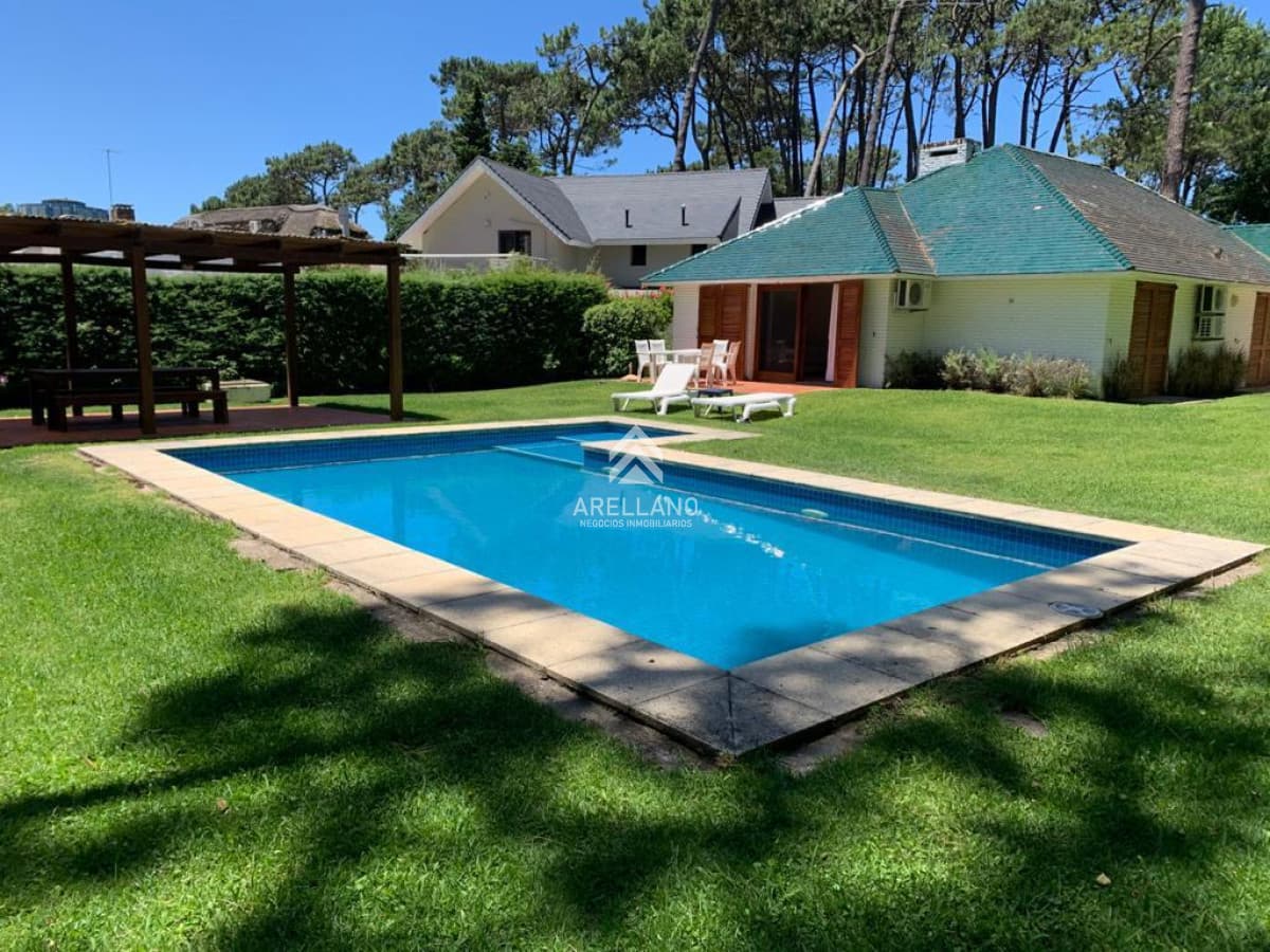 Casa ID.3878 - Alquiler temporario casa de 3 dormitorios con piscina en Barrio Lugano a pasos de Punta Shopping, Punta del Este