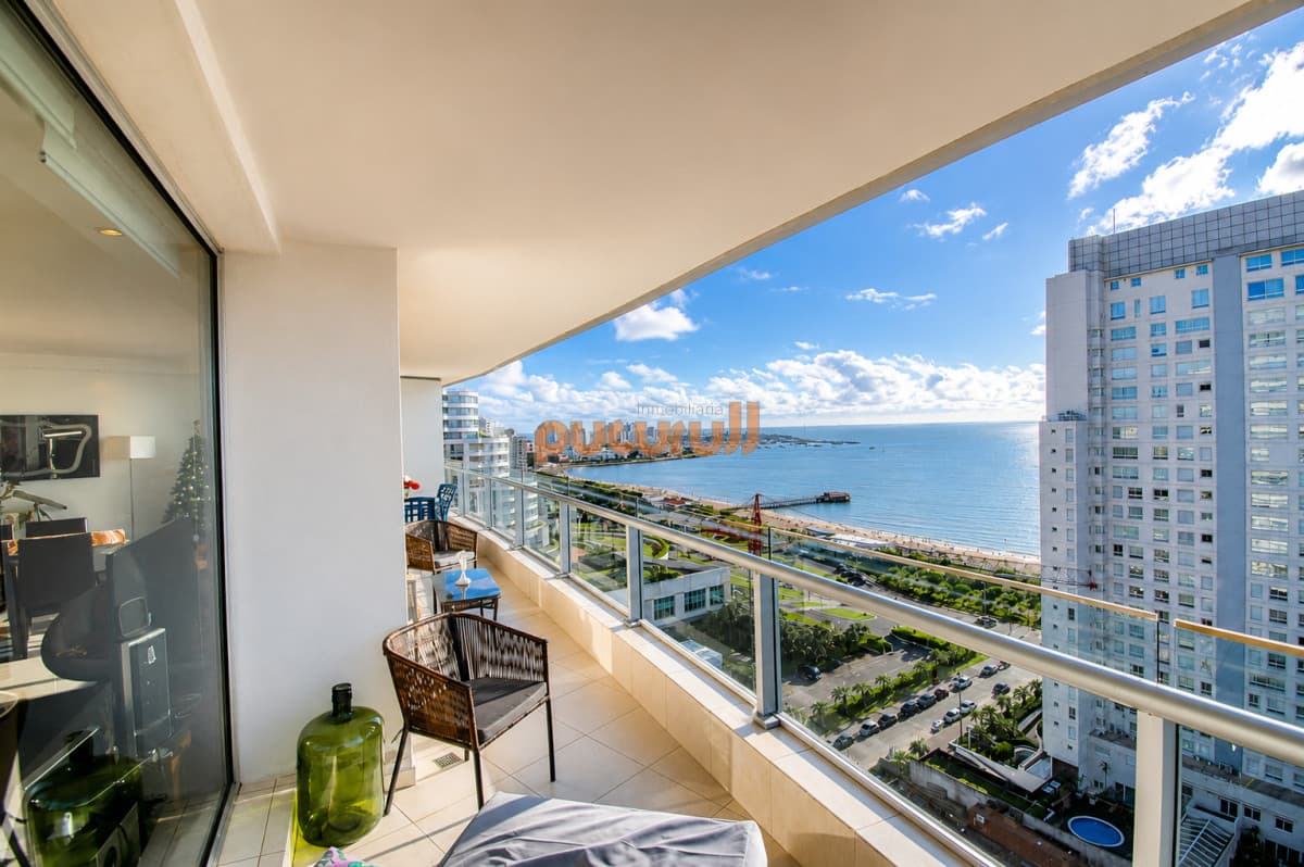 Apartamento de 3 Dormitorios y Dependencia en Playa Mansa, Punta del Este