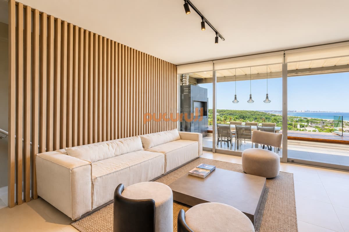 Apartamento de 3 Dormitorios, Parrillero de uso exclusivo y Jardín en Punta Ballena, Punta del Este