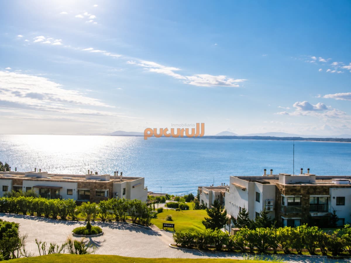 Excelente y amplio departamento duplex en venta de 3 dormitorios mas dependencia con parrillero, Punta Ballena
