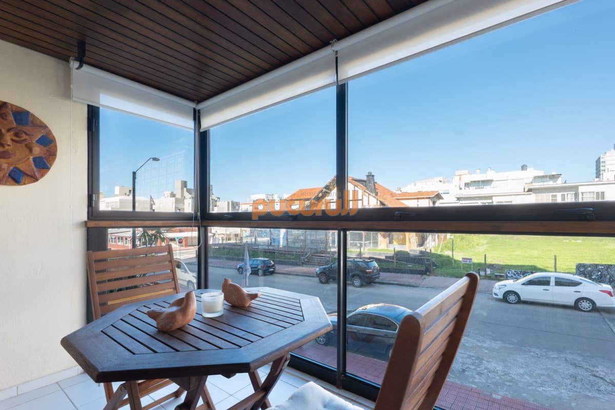 Apartamento de 2 Dormitorios frente al Mar, en Venta, Península de Punta del Este