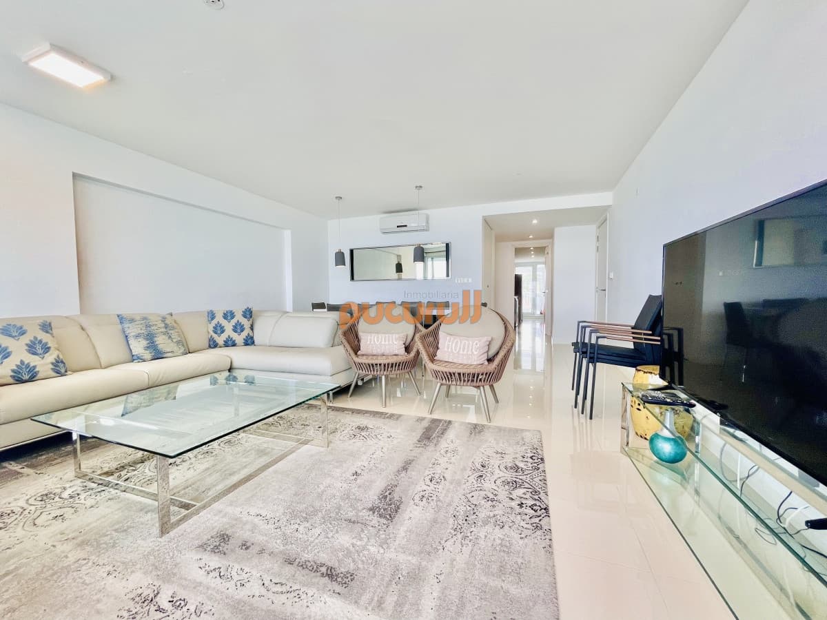 Apartamento de 3 Dormitorios y Parrillero Frente al Mar, Playa Mansa