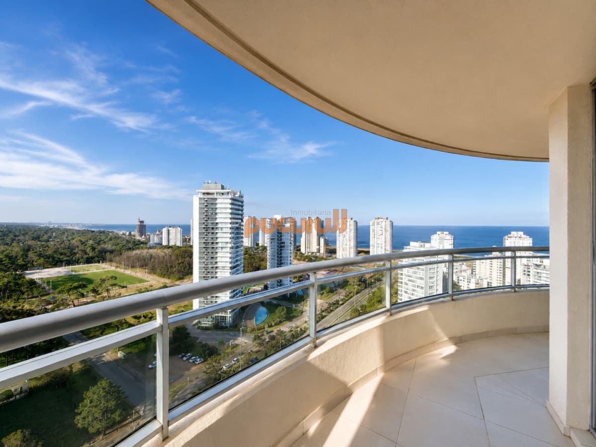 Apartamento luminoso con variedad de servicios en venta, 3 dormitorios, zona Roosevelt Playa Brava