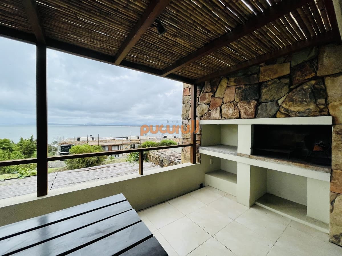 Venta de apartamento de dos dormitorios con parrillero en complejo privado de Punta Ballena