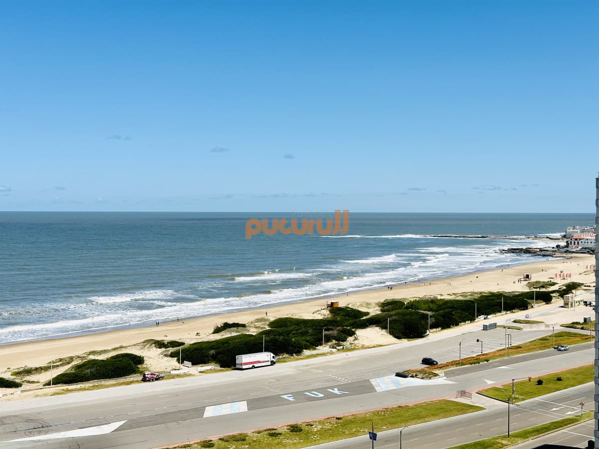 Venta de apartamento con vista al mar y muy luminoso de 2 dormitorios con 2 baños, Playa Brava Aidy Grill, Punta del Este