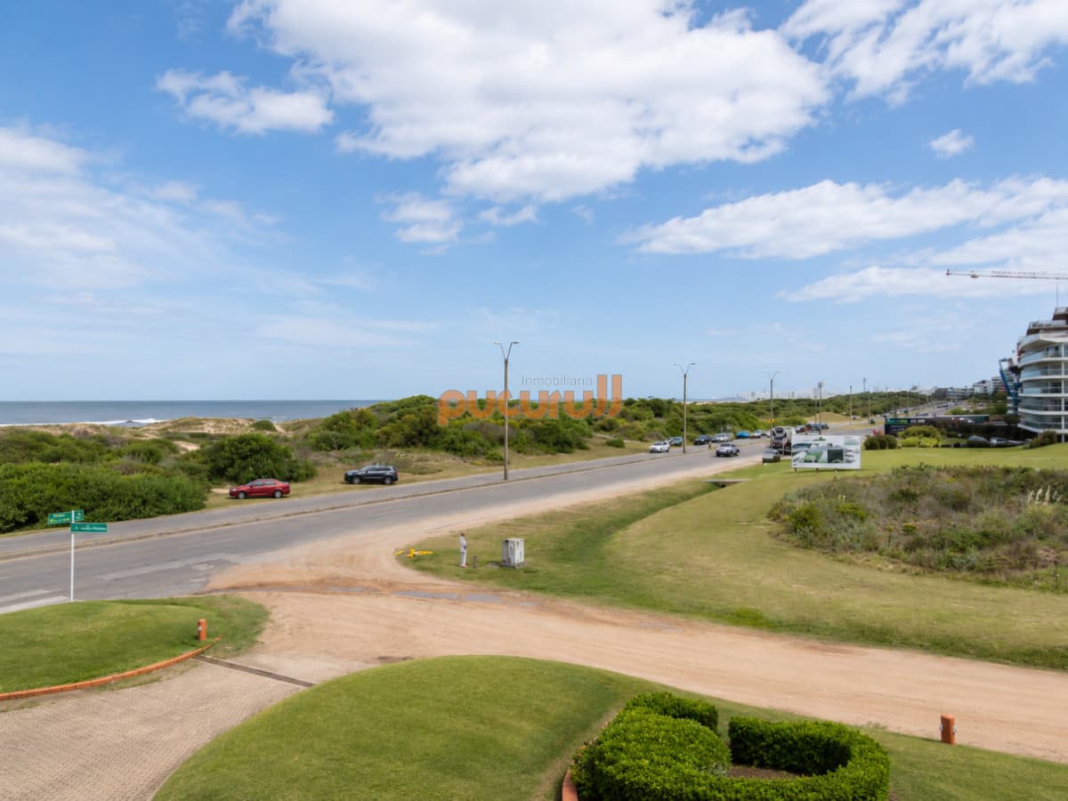 Exclusivo Apartamento Frente al Mar en Playa Brava, 3 Dormitorios y Dependencia