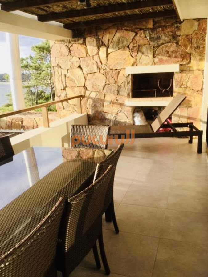 Alquiler temporario de apartamento de dos dormitorios con dos baños en suite, punta ballena