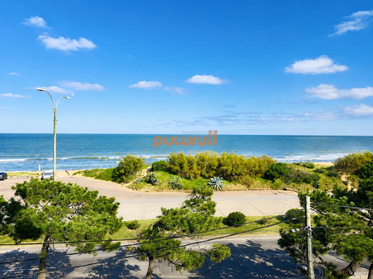 Oportunidad en Venta, Apartamento sobre primera fila de Mar en Playa Mansa, 3 Dormitorios